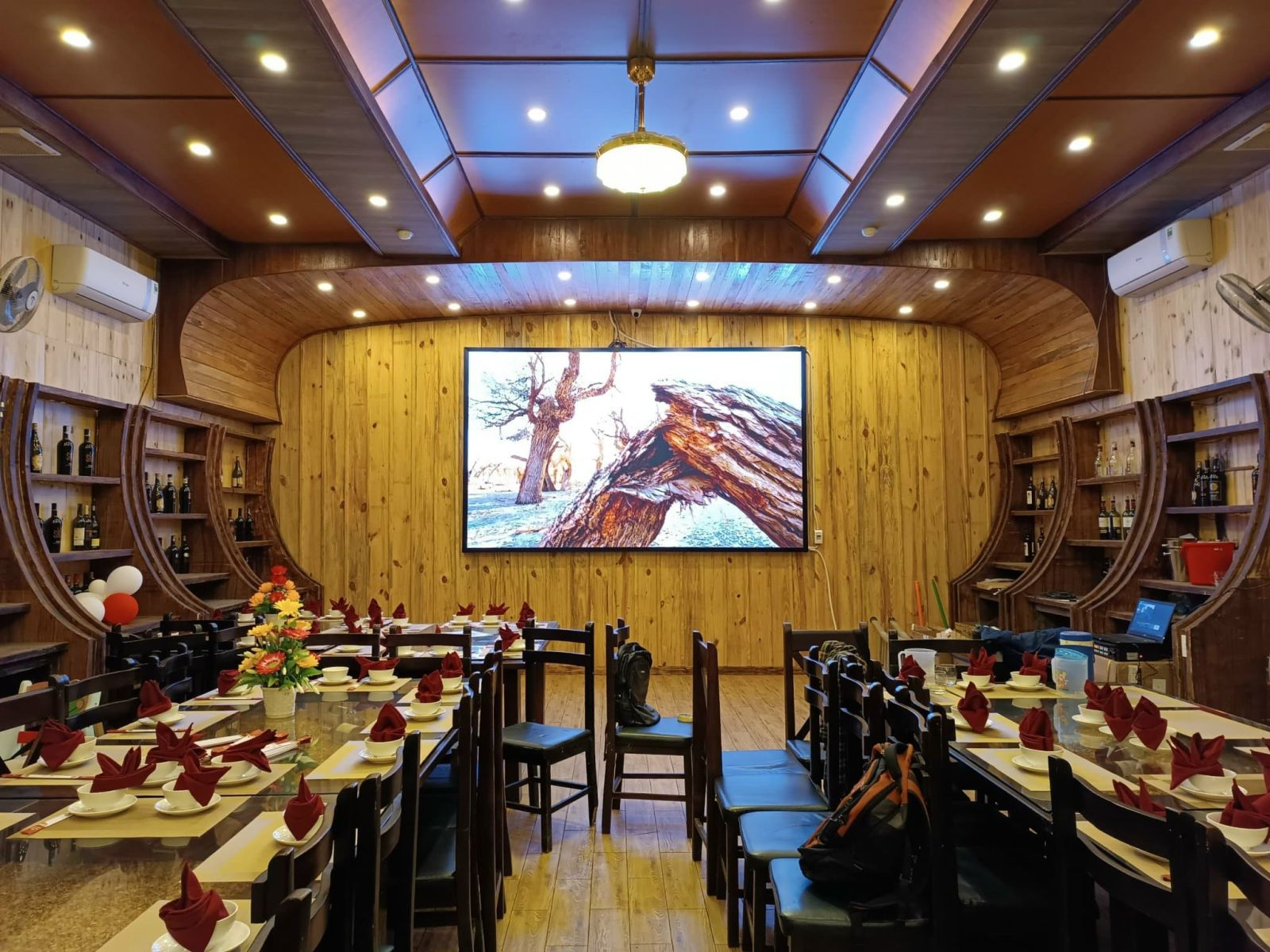 Thi Công Màn Hình LED Nhà Hàng