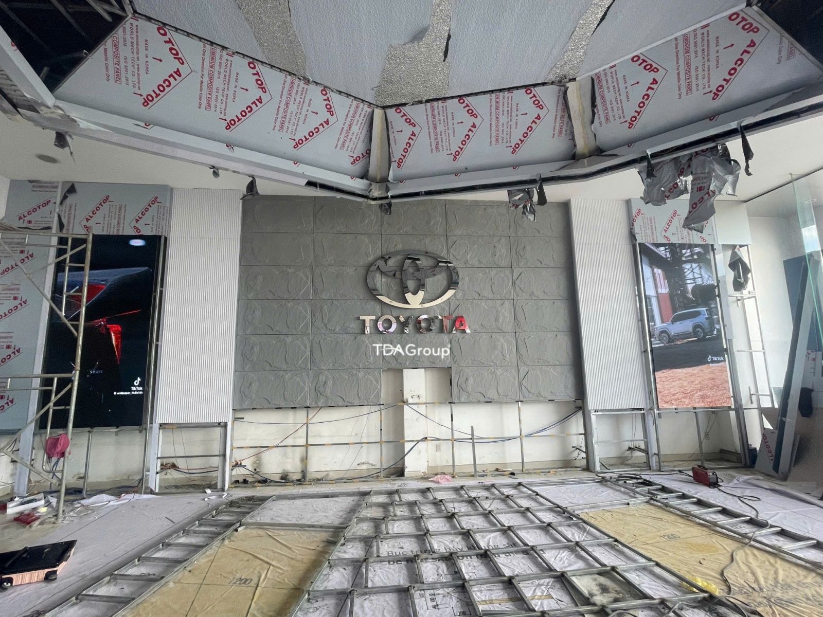 Màn hình LED showroom ô tô